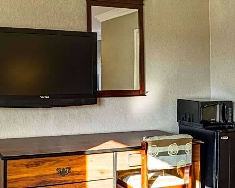 1 King Bed, Nonsmoking