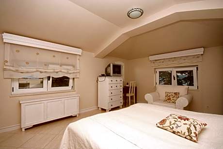 Deluxe Apartment with Sea View (4 Adults + 2 Children)