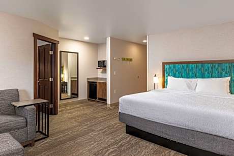 2 Kg Bed Suite 1 In Bedroom-1 In Living Rm Ns