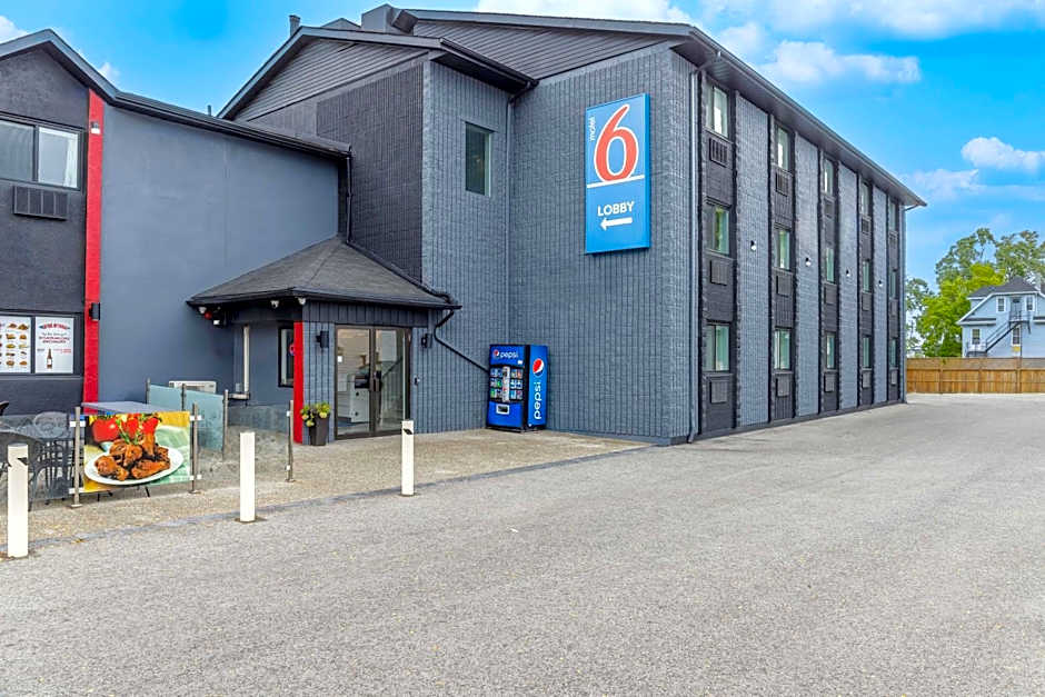 Motel 6 Niagara Falls, ON Near the Falls