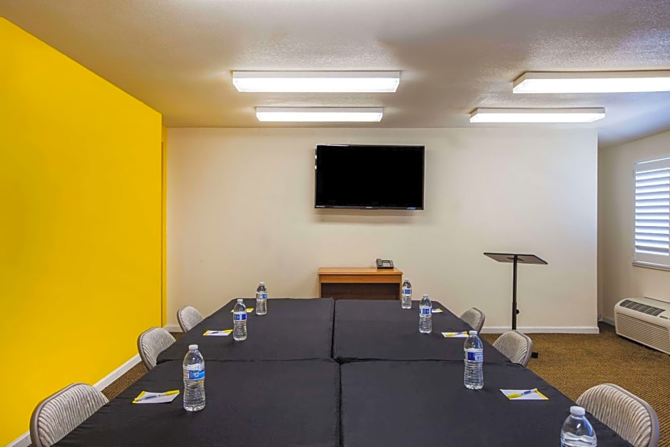 Days Inn & Suites by Wyndham Antioch