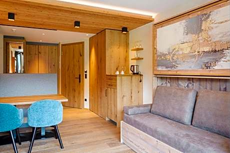 Deluxe Double Room (2 Adults + 1 Child)