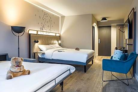 Family room with 1 Sweet Bed 160x200 by ibis Styles and sofa bed