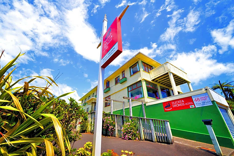 Ducks & Drakes Boutique Motel & Backpackers