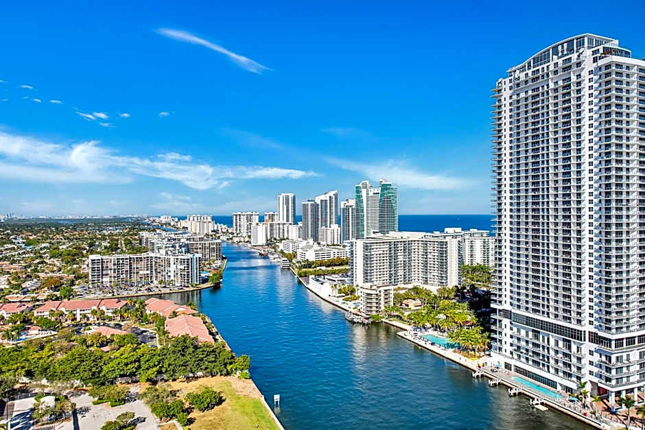 Water View Building With Pool - 5-Min Walk To The Beach - Cozy Studios
