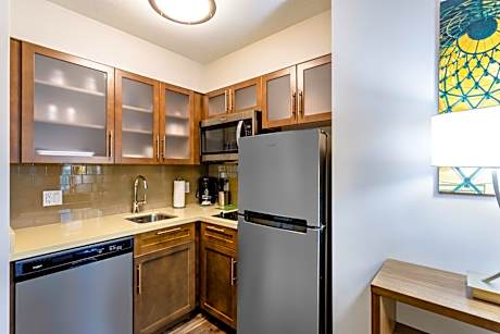 Studio Queen Suite