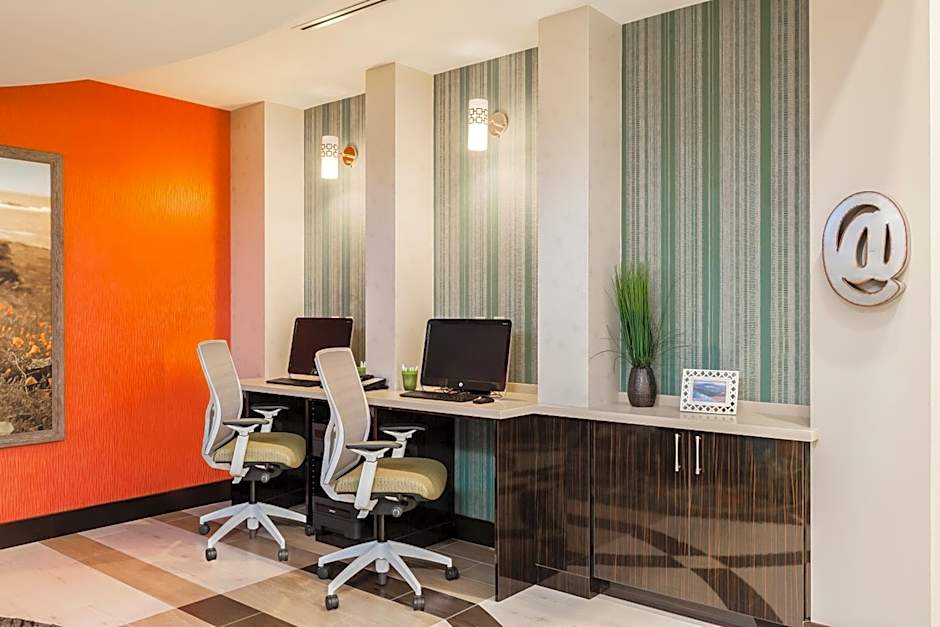 Holiday Inn Express & Suites Eureka By IHG