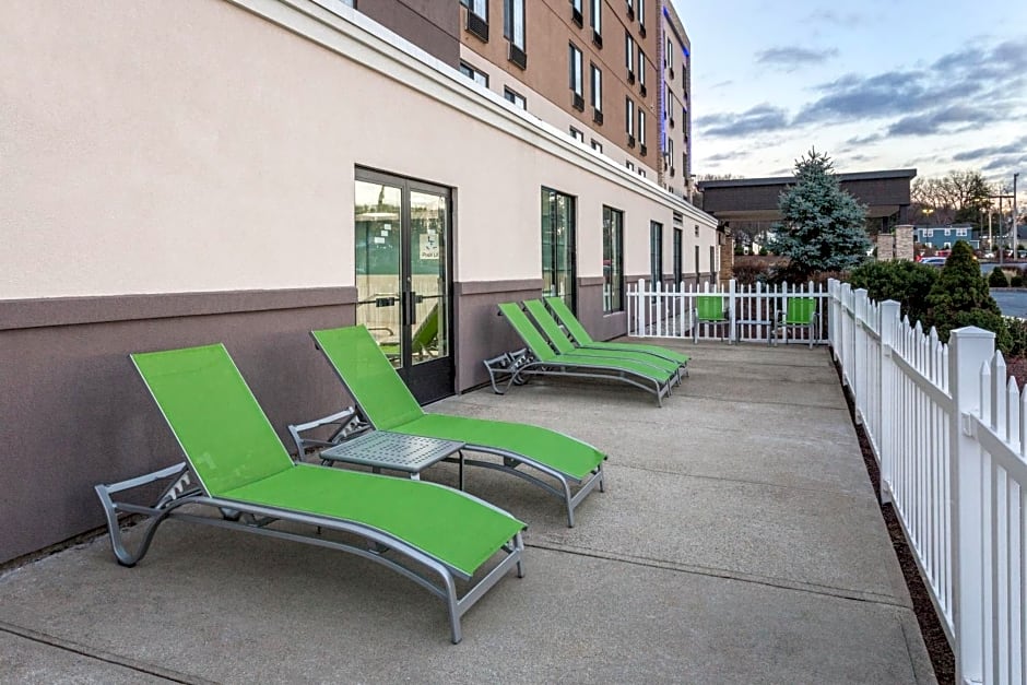 Holiday Inn Express Hotel & Suites Providence-Woonsocket, an IHG Hotel
