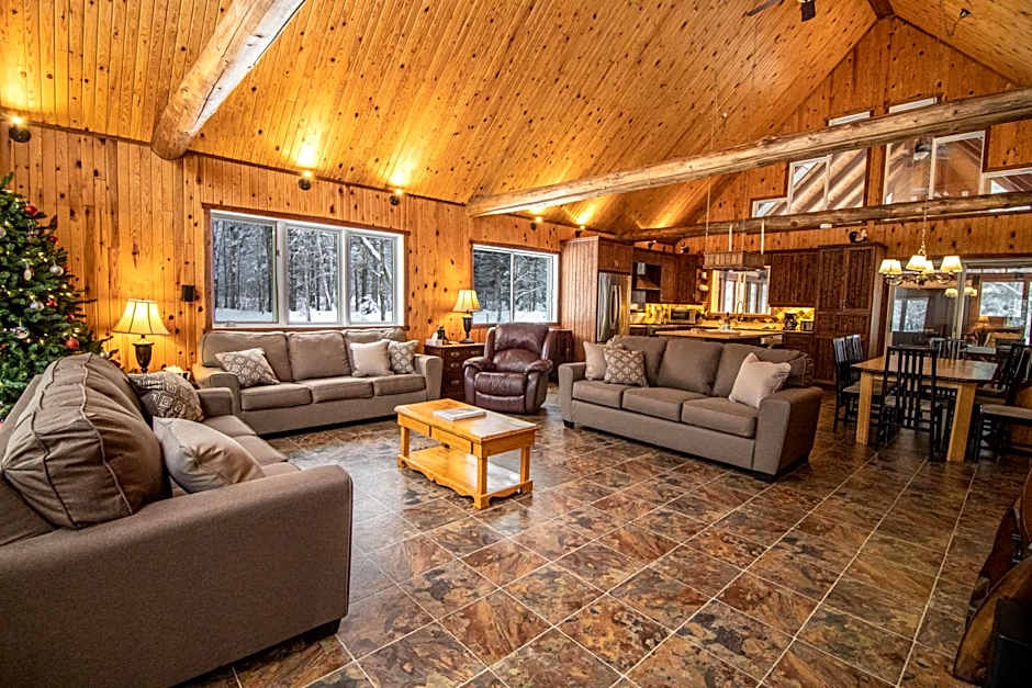 Riverside Stay with Pool Table, Open Air Patio, BBQ