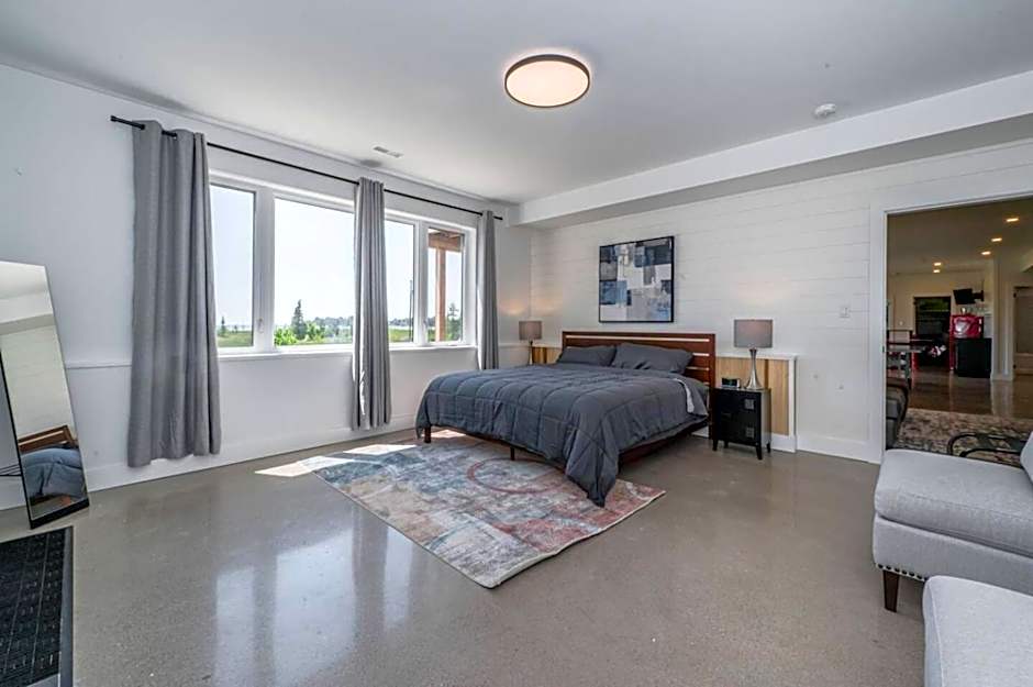 Huronia Luxury Lakefront Views & Game Room!