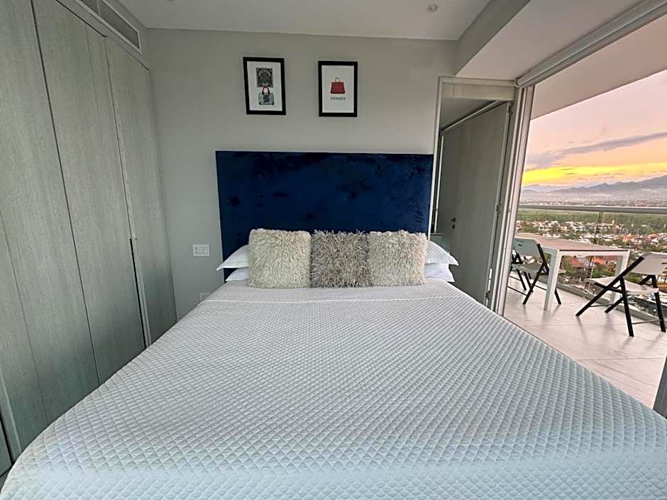 Luxurious Oceanfront condo with Unmatched Panoramic Views