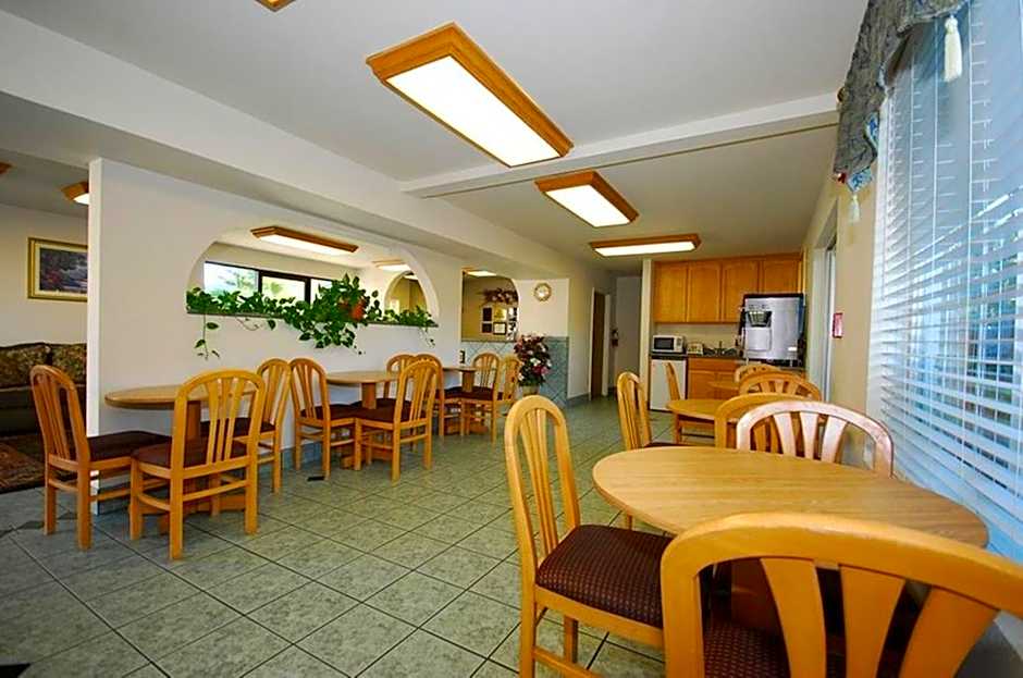 Cloverdale Wine Country Inn & Suites