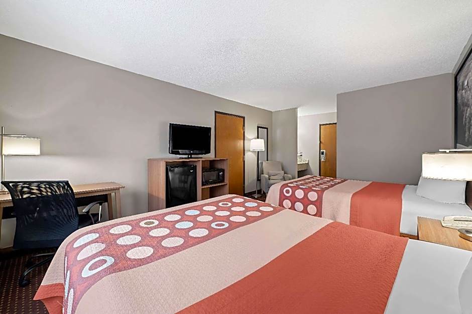 Super 8 by Wyndham Waverly