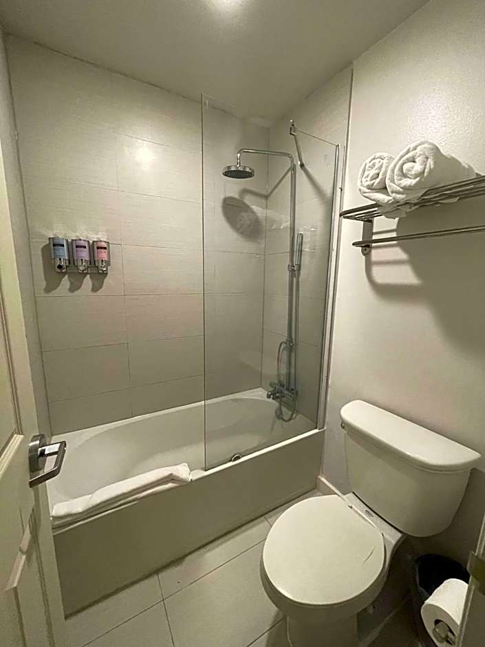 Newly renovated room in cozy hotel near Disney 2