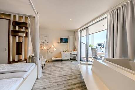 Comfort Double Room with Lateral Lake View and Balcony
