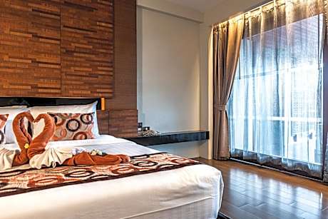 Deluxe King or Twin Room with Pool Access