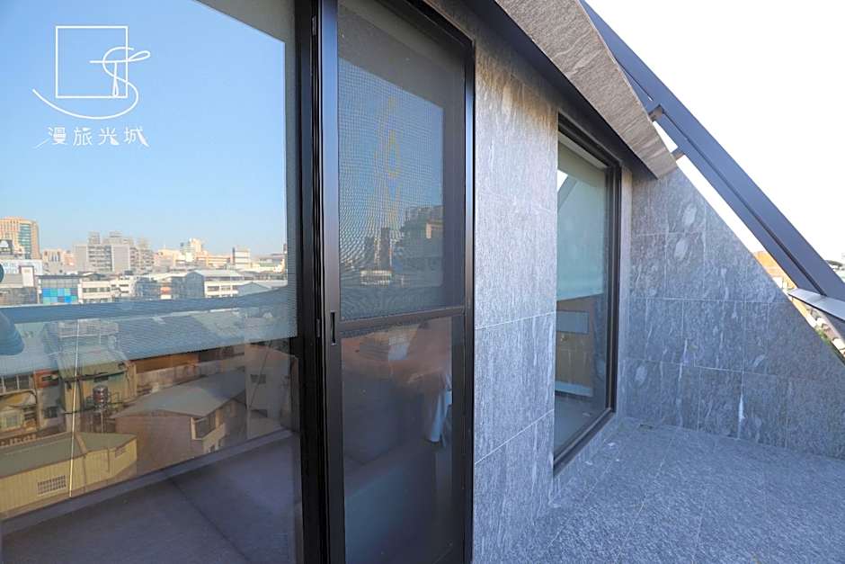 Slow Town Hotel - Glowing