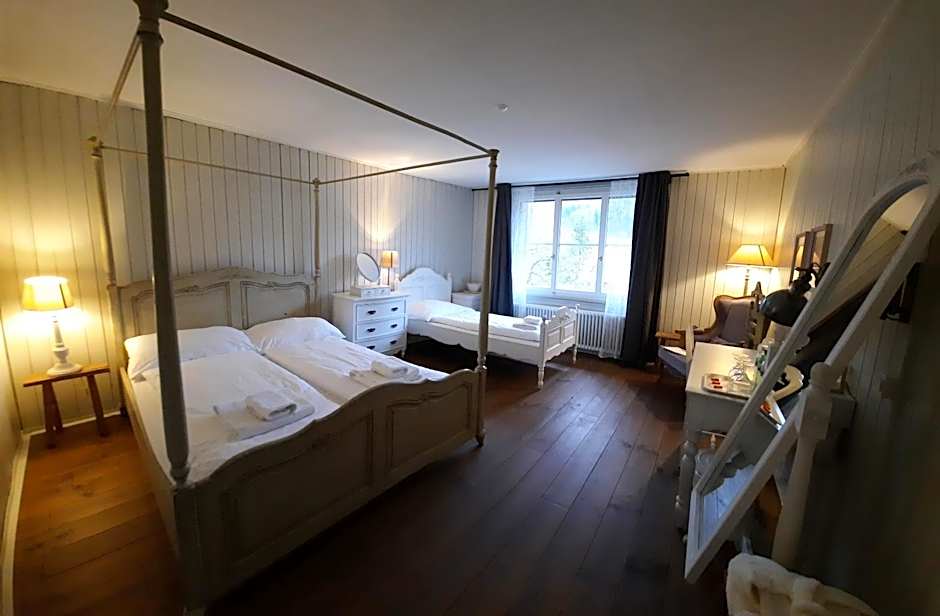 Foto 1 di 3 di Triple Room with Shared Bathroom