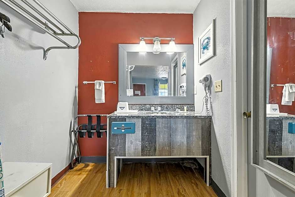 Days Inn & Suites by Wyndham Terre Haute