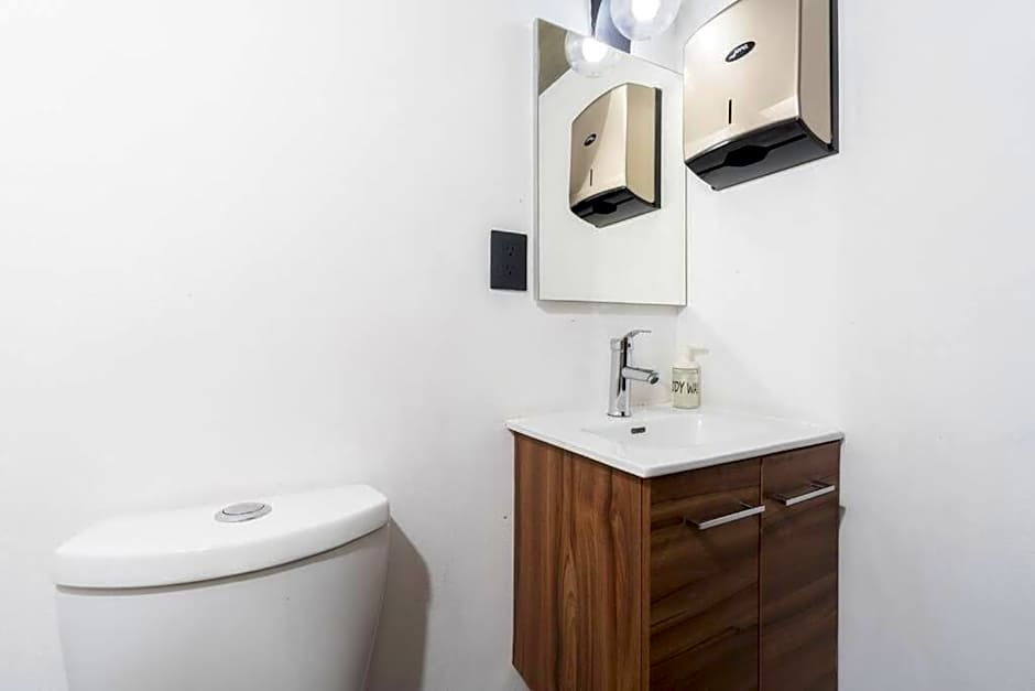 P601 Amazing Rooftop 2Bdrm 2bath Apt AC