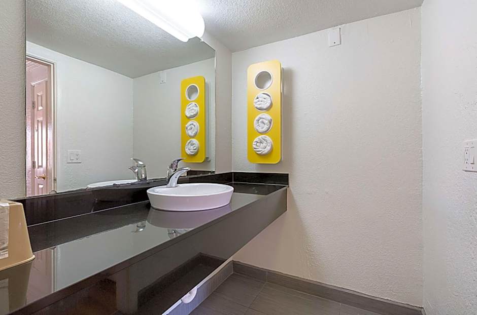 Motel 6 Dallas Market Center