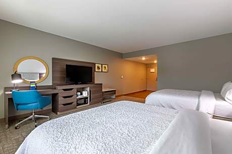 2 Queen Room Fridge And Microwave