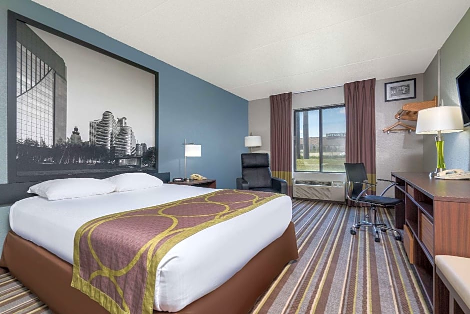 Super 8 by Wyndham Bloomington/Airport