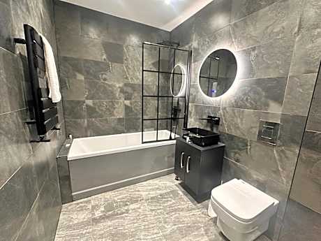 Under New Top Rated Management I Stylish 2BR Apartments I Central Hub I Free Parking I Work Ready Amenities