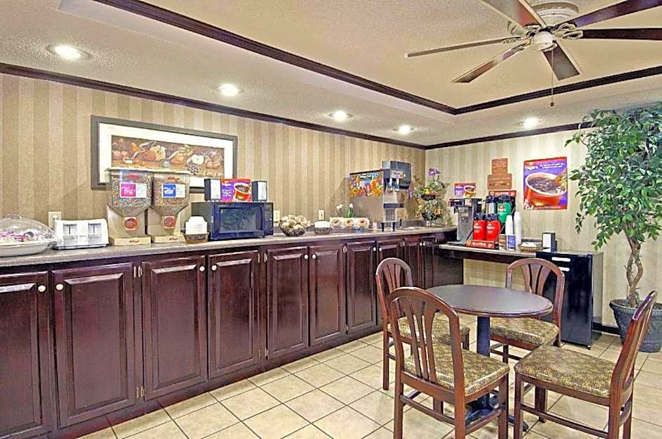 Days Inn & Suites by Wyndham Fort Valley