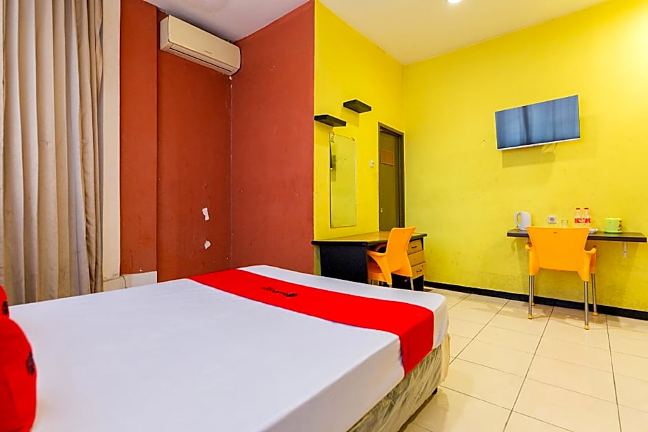 RedDoorz @ Sparkling Hotel near Stasiun Gubeng Surabaya