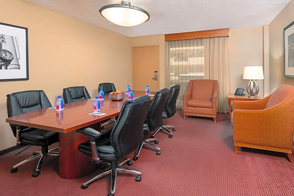 Embassy Suites By Hilton Hotel Kansas City-International Airport