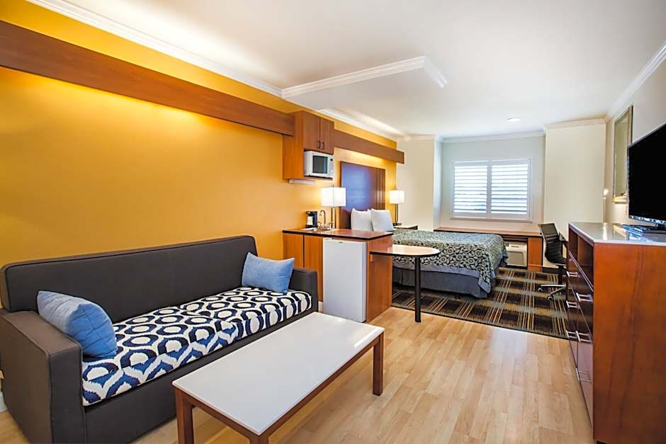 Days Inn & Suites by Wyndham Antioch