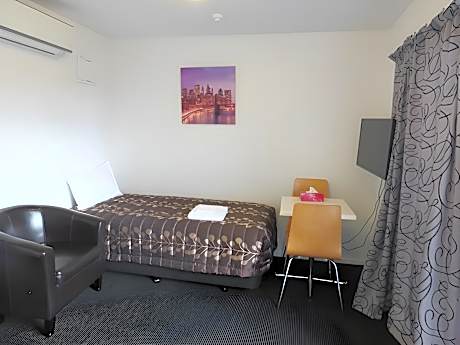 Queen and Single Bed Room