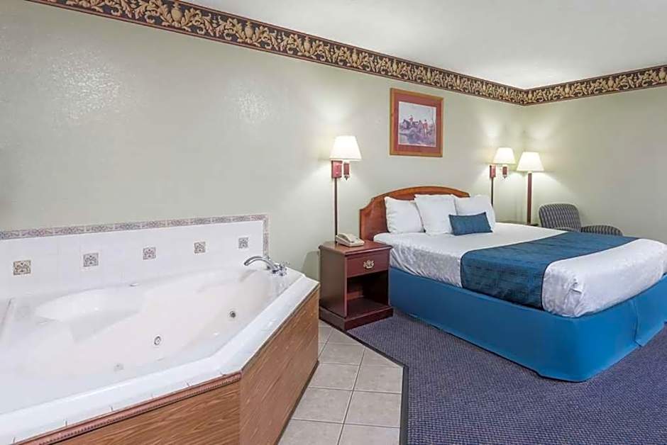 Days Inn & Suites by Wyndham Youngstown / Girard Ohio