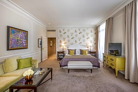 Junior Suite with City or Courtyard View