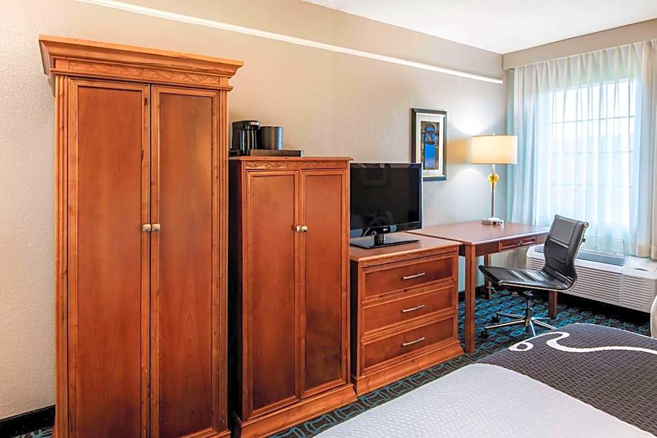 La Quinta Inn & Suites by Wyndham San Antonio Brooks City Base