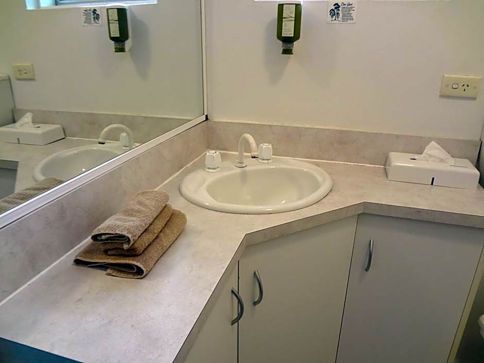 Adina Place Motel Apartments