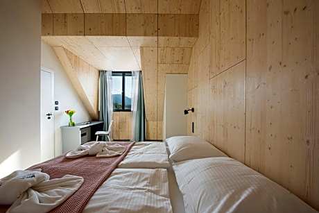 Apartment with Mountain View