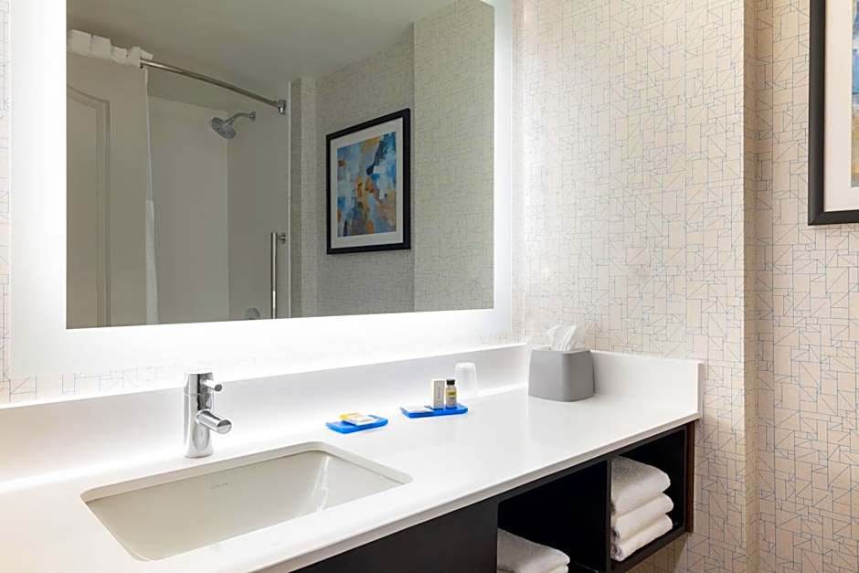 Holiday Inn Express Hotel & Suites Boston-Cambridge By IHG