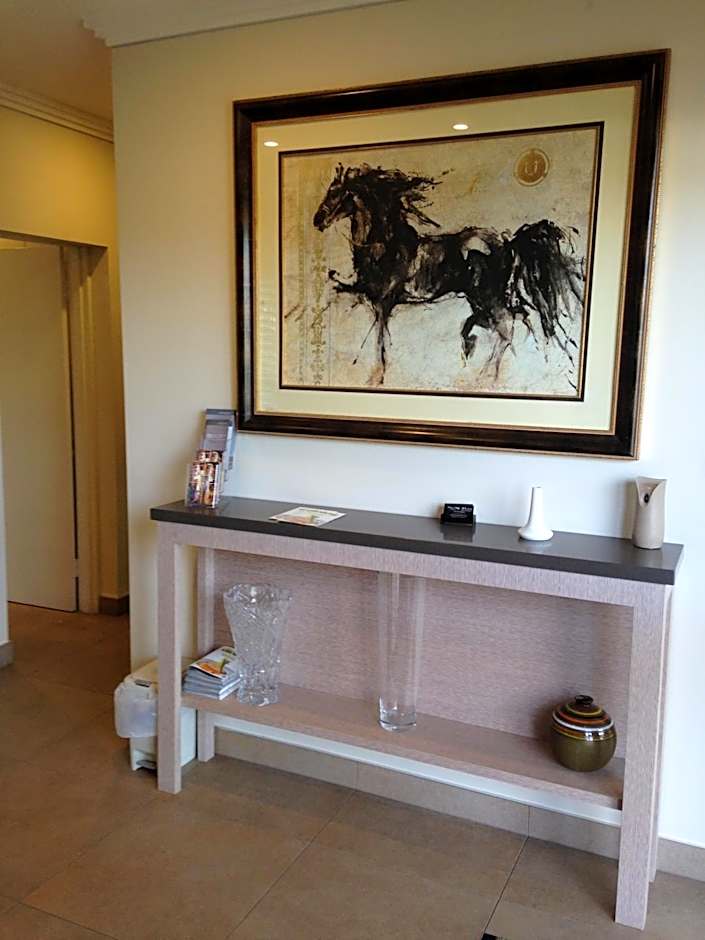 Francis Phillip Motor Inn and The Lodge