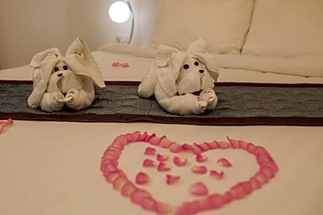 Honey Moon Room