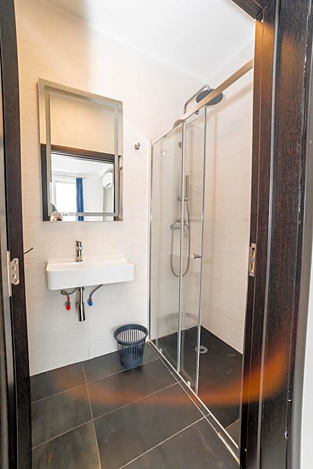 Spacious 2BR Apartment with Terrace - by HostMT