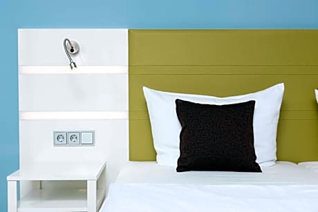 1 Double Bed Standard Room Air-Conditioned Coffee & Tea Making Facilities Safe Flat Screen Televisio