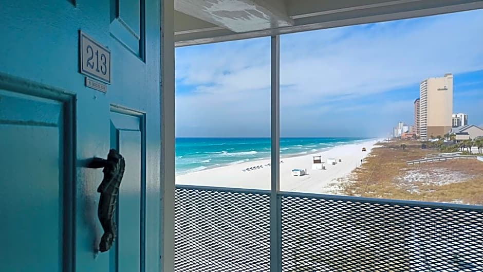 ON THE BEACH! COUPLES GETAWAY,HONEYMOON SWEET, Perfectly Cozy Beach Front Condo, full kitchen, pool, free parking,CHECK-IN AT DOOR