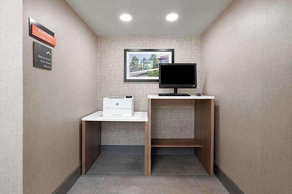 La Quinta Inn & Suites by Wyndham Raleigh Cary