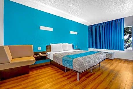 1 King Bed | Mobility Accessible RI Shower Nsmk