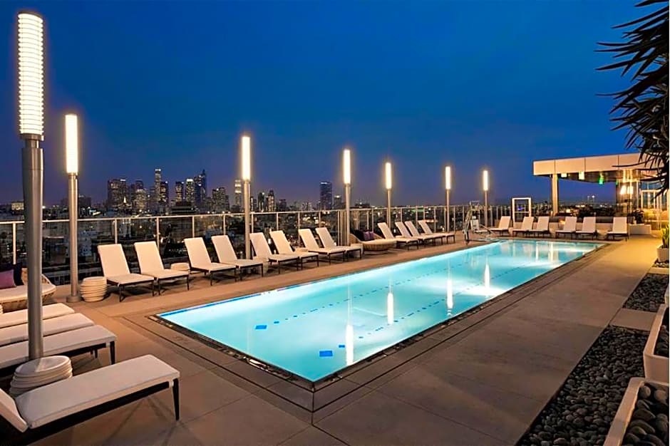 Modern Luxury 2 Bed with Panoramic City Views in Downtown LA