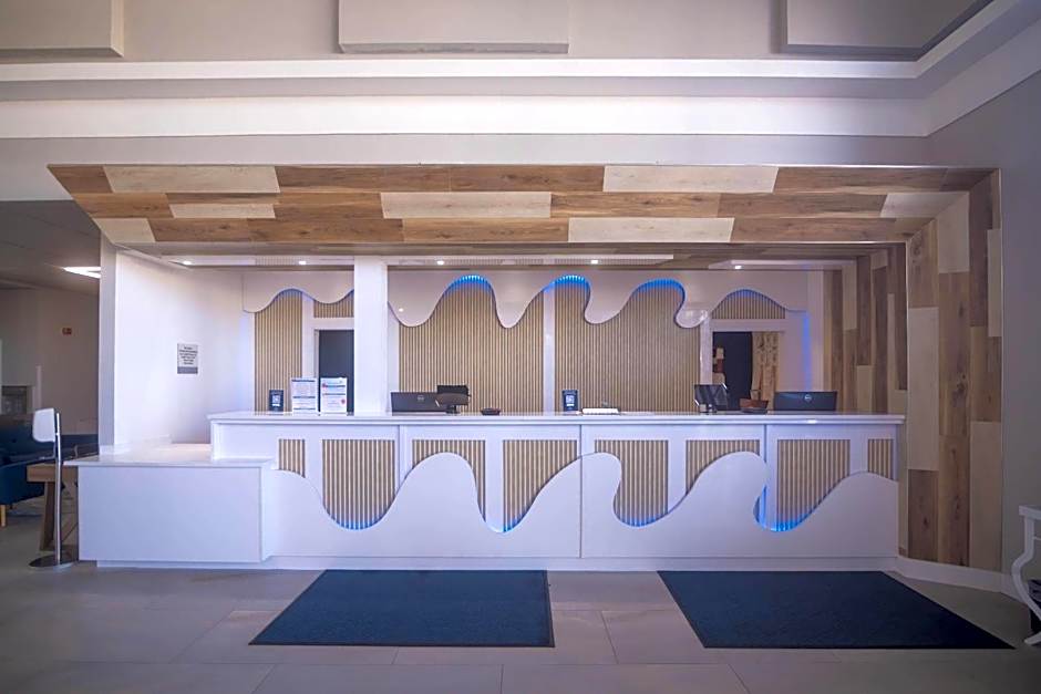 Clarion Inn & Suites Central Clearwater Beach