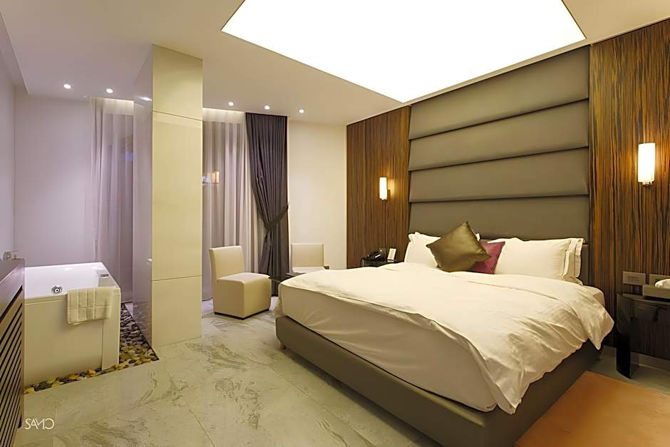 Photo 1 of 7 of King Executive Room