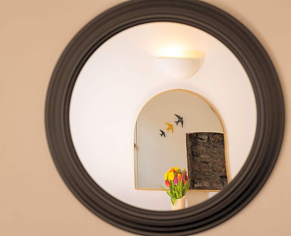 Idyllic Clifton Hideaway - Stunning Garden Flat